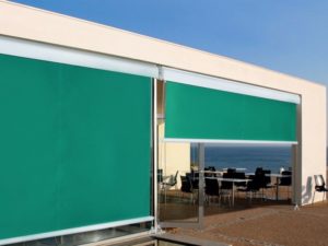 Tenda da sole a caduta verticale guidata con cavetto in acciaio inox