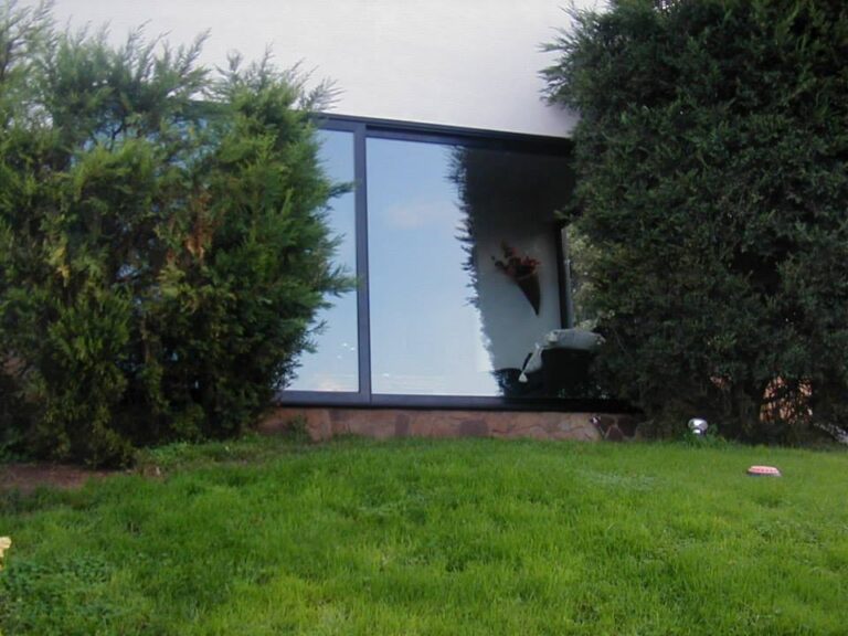 Come Pulire e Mantenere i Serramenti in Alluminio: Guida Completa per una Manutenzione Perfetta Come pulire e mantenere serramenti in alluminio